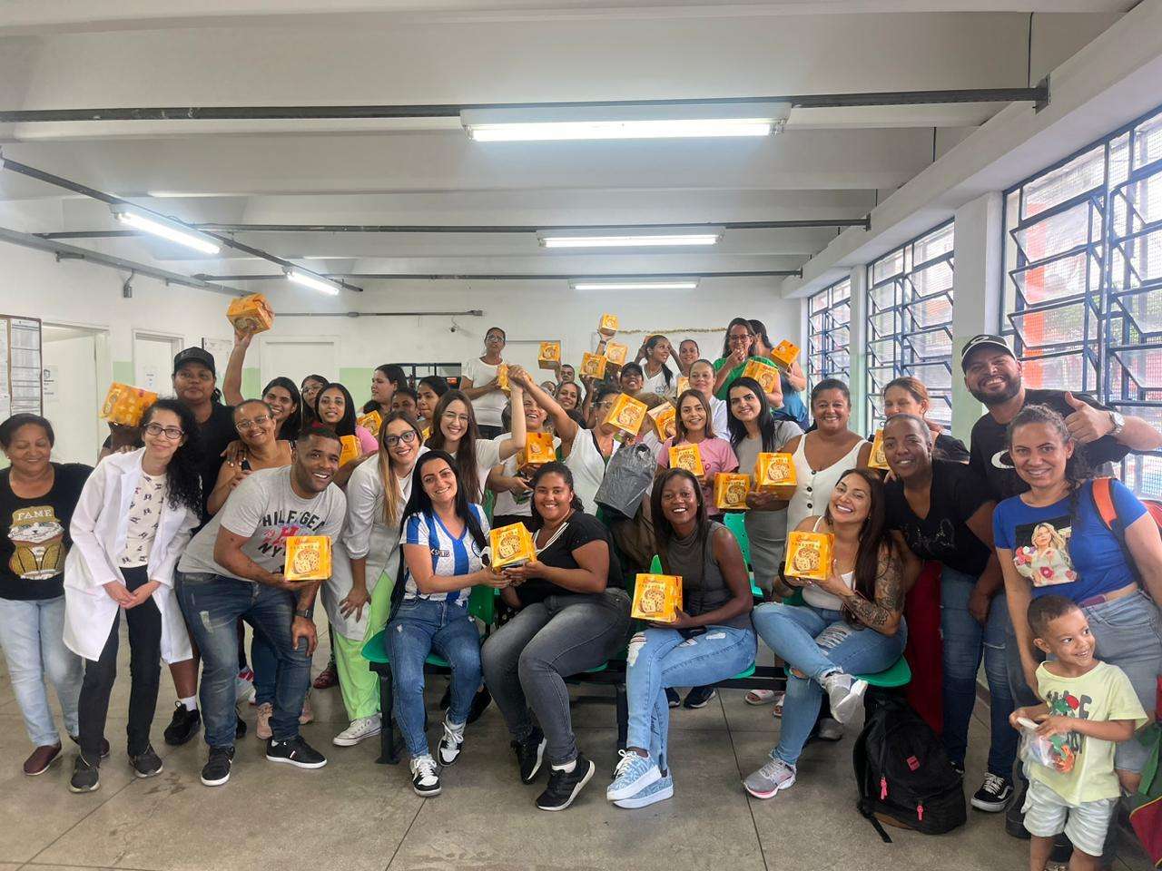 Irdesi Espalha Sabor e Gratidão: Funcionários recebem panetones como presente de final de Ano